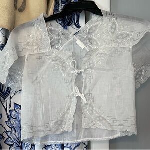 Elegant linen White Lace iris lingarie capelet   Vintage in perfect condition SM